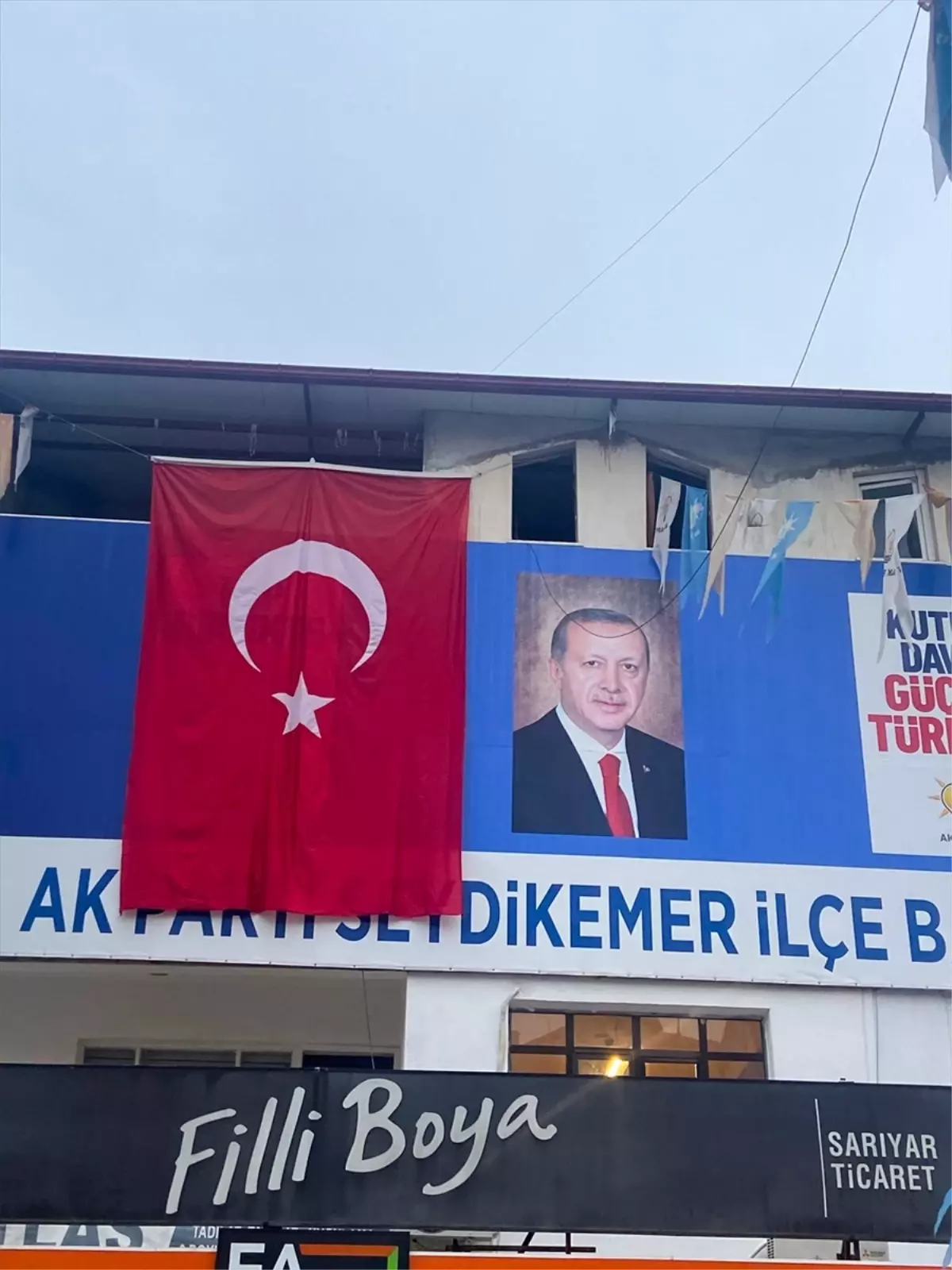 Muğla’da AK Parti Binalarına Türk Bayrağı Asıldı