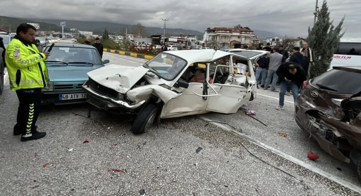 Muğla Seydikemer'de Zincirleme Trafik Kazası: 4 Yaralı