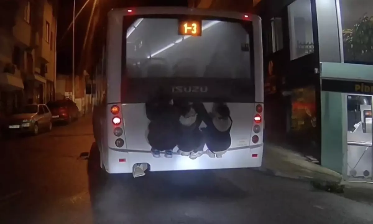 Tekirdağ’da 3 Çocuk Halk Otobüsünün Arkasına Tutunarak Tehlikeli Yolculuk Yaptı