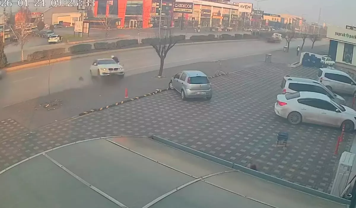 İnegöl’de Kontrolden Çıkan Otomobil Motosiklete Çarptı, Sürücüler Sağ Salim