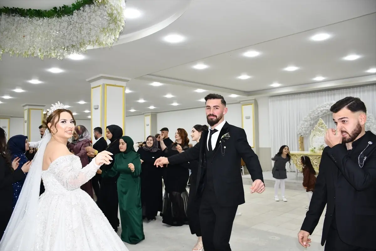 Vezirköprü'de Azerbaycanlı Gelinle Renkli Uluslararası Düğün