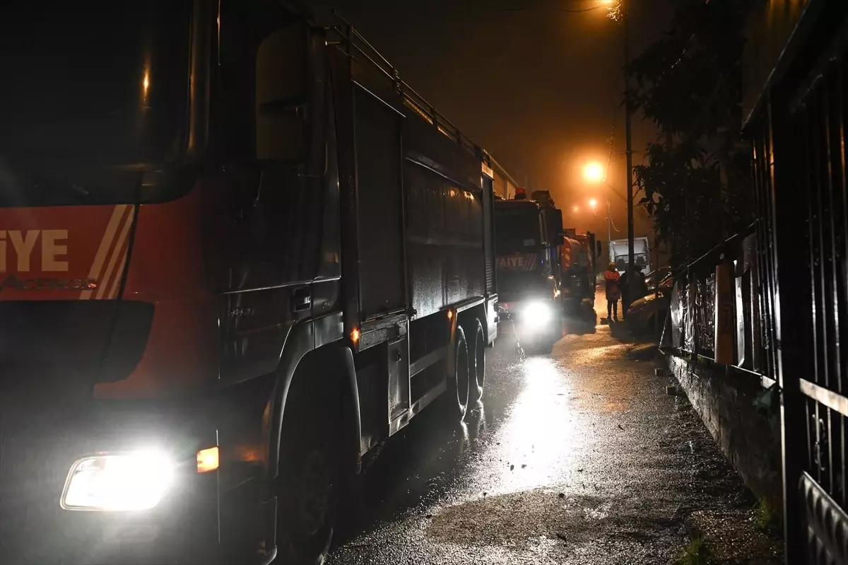 İstanbul Sancaktepe'de Gecekondü Yangını Hızlıca Söndürüldü