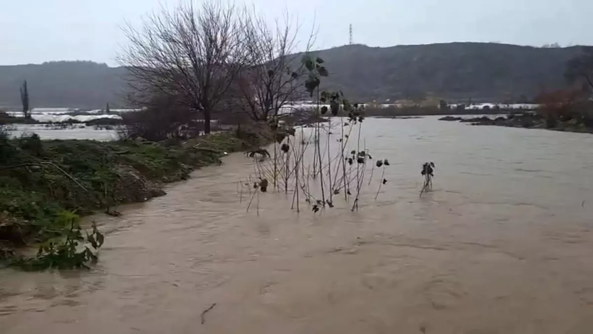 Antalya’da Şiddetli Sağanak Sonrası Sel Felaketi: Tarım Alanları ve Yollar Sular Altında