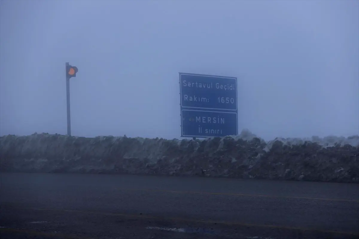 Sertavul Geçidi’nde Yoğun Sis Görüş Mesafesini 50 Metreye Düşürdü