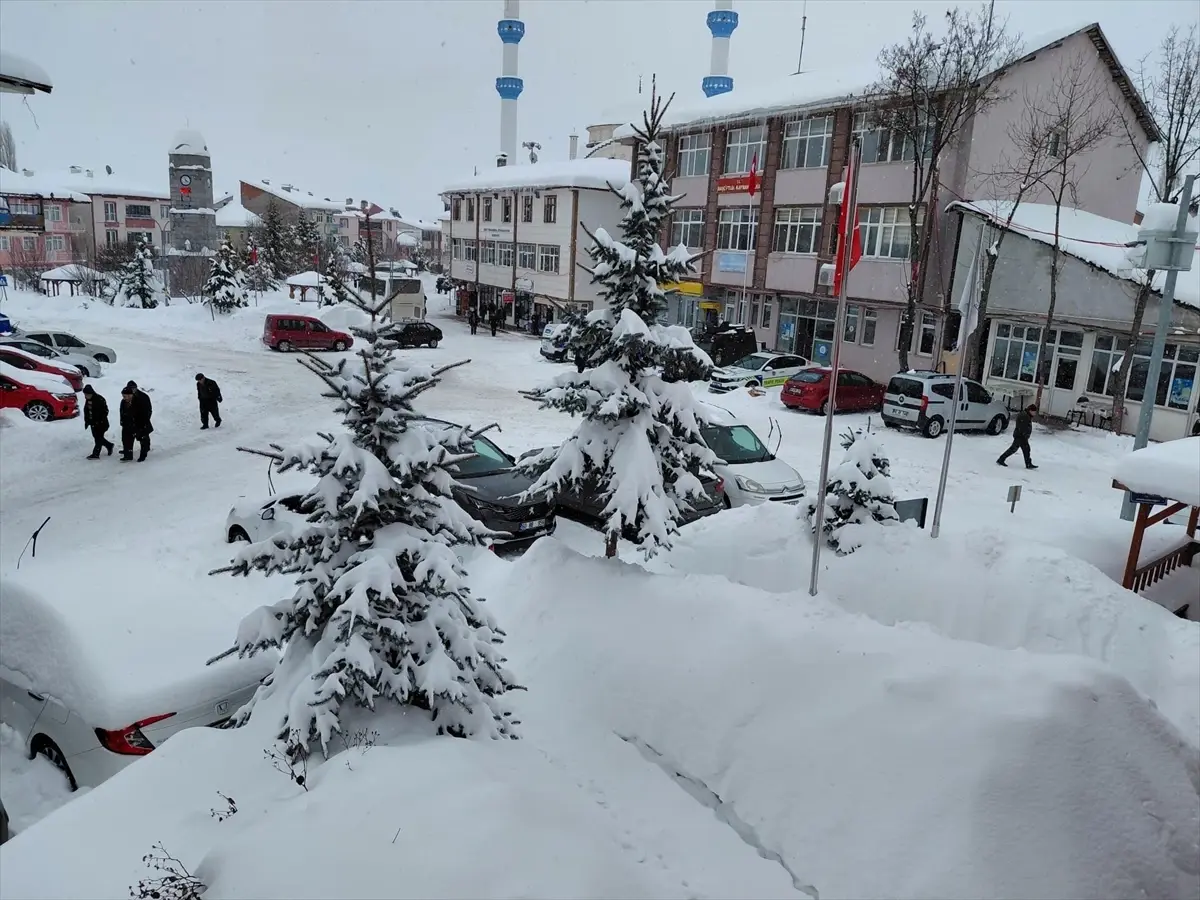 Tokat’ın İlçelerinde Kar Yağışı Nedeniyle Yol Açma Çalışmaları Sürüyor