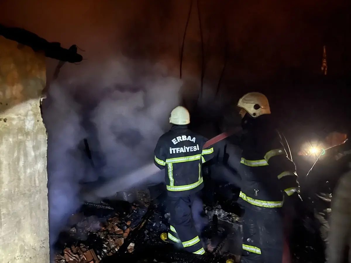 Tokat'ın Erbaa İlçesinde Tek Katlı Ev Yangını: 2 Saatte Söndürüldü