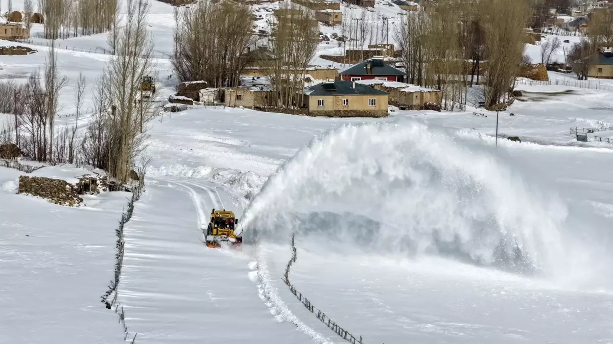 Van'da Şiddetli Kar Yağışı 220 Yerleşim Yolu'nu Kapattı
