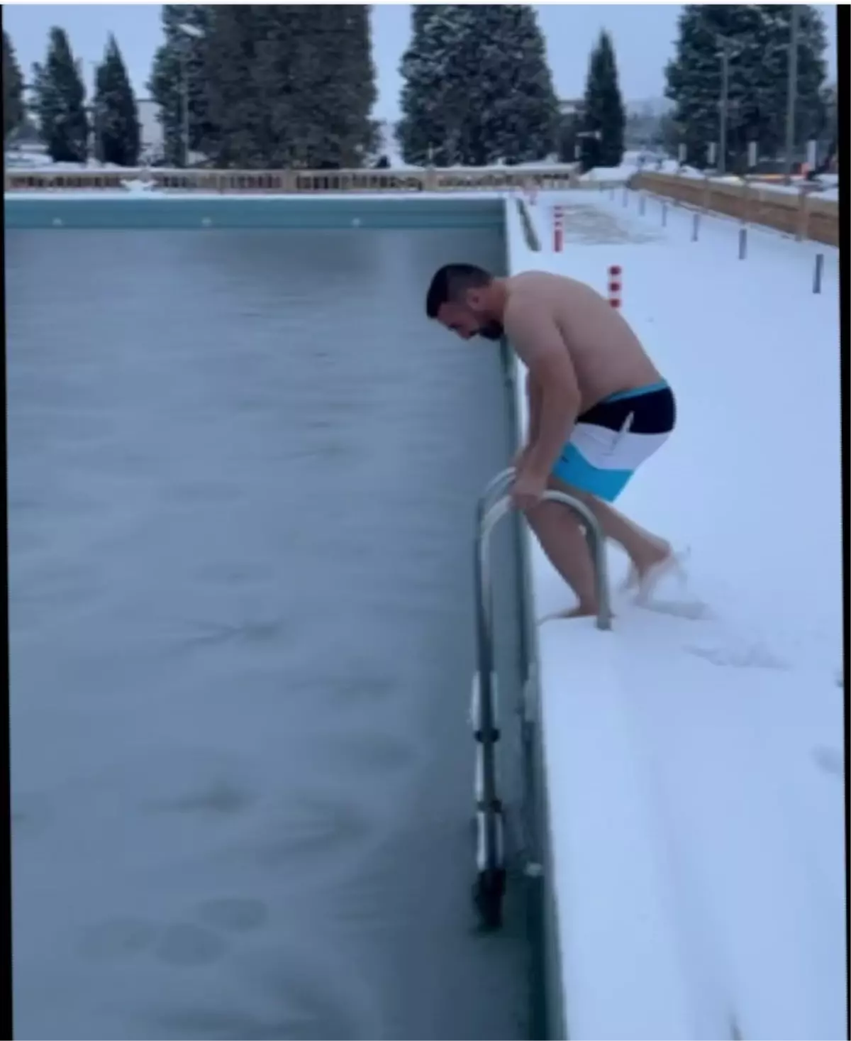 Boksör Emrullah, Midyat’ta Buz Tutmuş Havuzda Cesurca Yüzdü