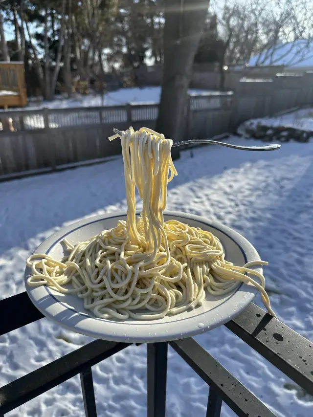 Havada donmuş makarna görüntüsü