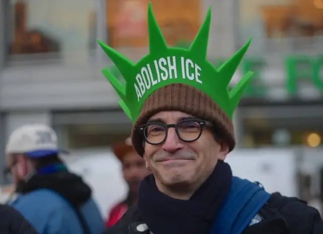 Buz fırtınası uyarısı yapan meteorolog