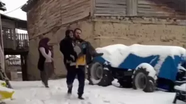 Karla kaplı yolda ambulans ve hasta