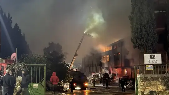 Yangın sonrası kontrol altına alınan ahşap fabrikası