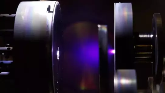 Çinli Bilim Adamları Yeni Ferroelektrik Malzeme ile Bilgi Depolama Kapasitesini Katladı