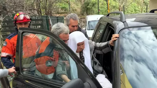 Avcılar'da itfaiye ekipleri Zeliha Kocabıyık'ı taşıyor