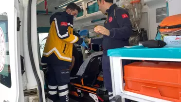 Kar yağışı nedeniyle yol kapalı, ambulans yol bulmaya çalışıyor