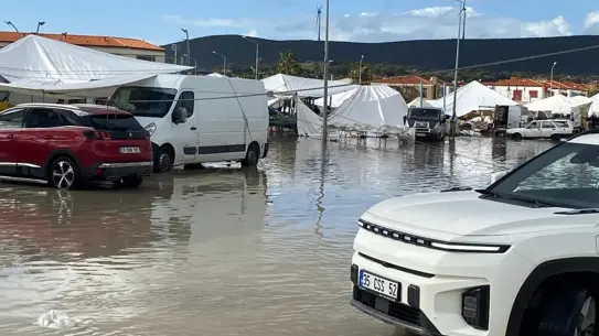 Çeşme'de sel sonrası temizlik çalışması