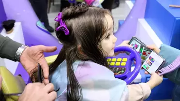 Kuaförde eğlenceli saç kesimi