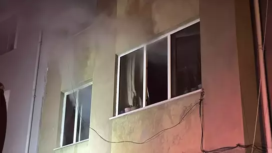 İtfaiye araçları yangın bölgesinde