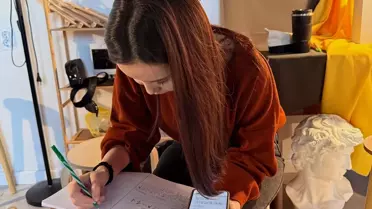 Göktürk alfabesi çalışması sırasında gençler