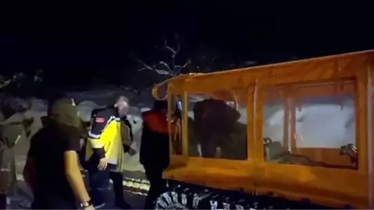 AFAD ekipleri karla kaplı yolda çalışıyor