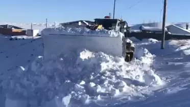 Kars'ta kar altında ambulans