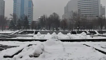 Kayseri sokaklarında kar birikintisi