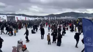 Keltepe Kayak Merkezi'nde kayak yapan katılımcılar