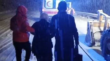 Karla kapalı yolda ambulansın hastayı taşıması