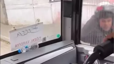 Motosiklet sürücüsü kaskıyla cam kırma anı