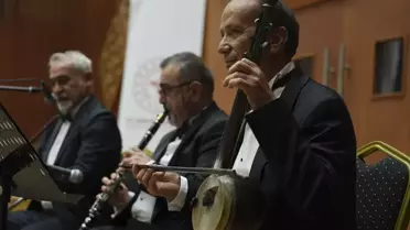 Sağlık çalışanlarının sahnede türküler söylemesi