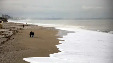 Kanal kenarında su birikintisi