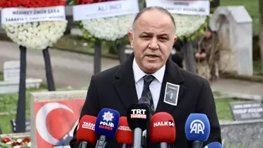 Anma töreninde çiçek takdimi