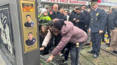 Tören sırasında çelenk bırakma anı