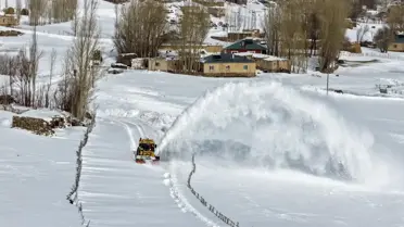 Van'da 1,5 metre karla mücadele ekipleri