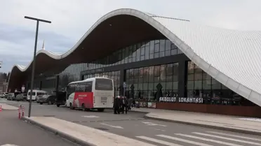 Kazada hasar gören otobüs ve çocuğun bulunduğu an