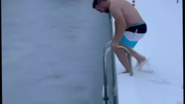 Buzlu havuzda yüzme anı