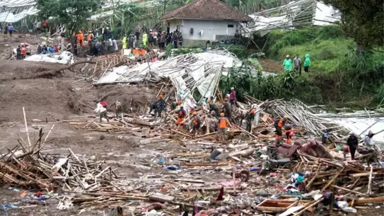 Toprak kayması sonrası yıkılan yapıların görüntüsü