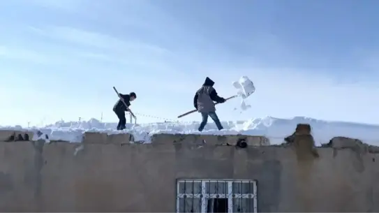 Patnos'ta kış koşullarına karşı köylülerin ortak çalışması