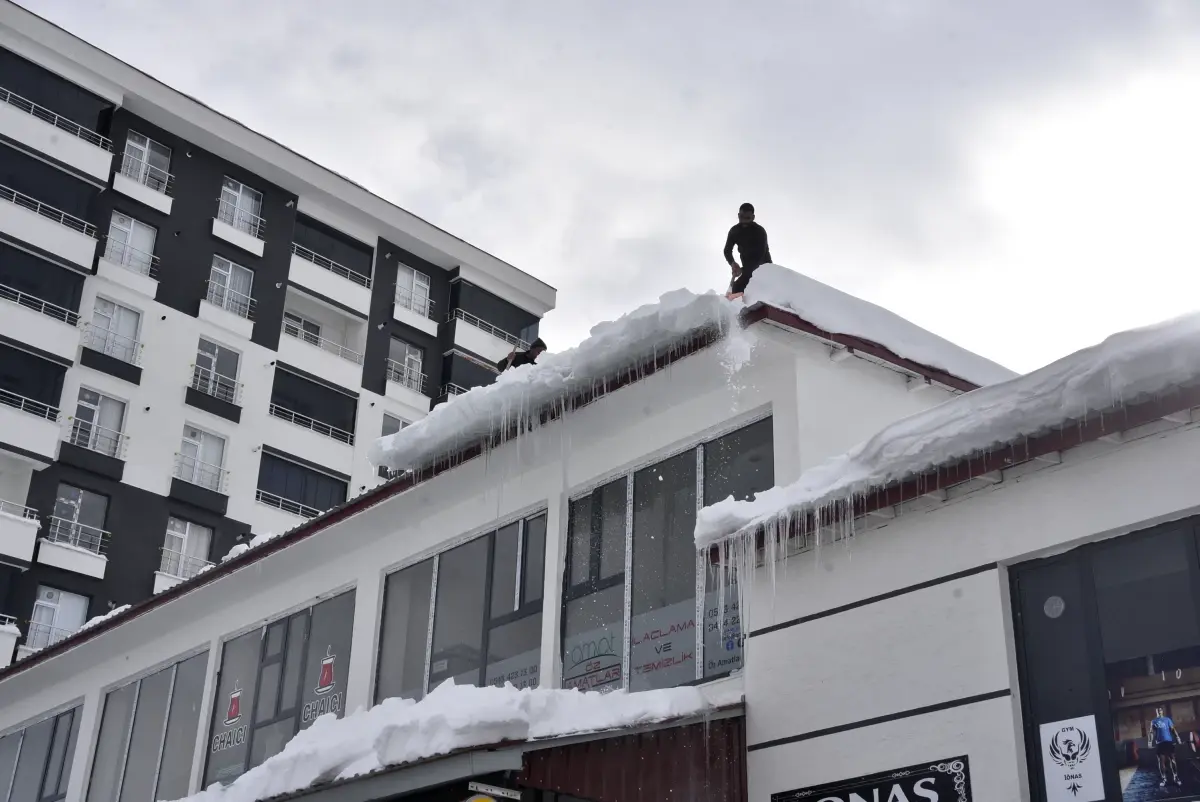 Bitlis’te Şiddetli Kar Yağışının Ardından Çatı Katları Temizleniyor