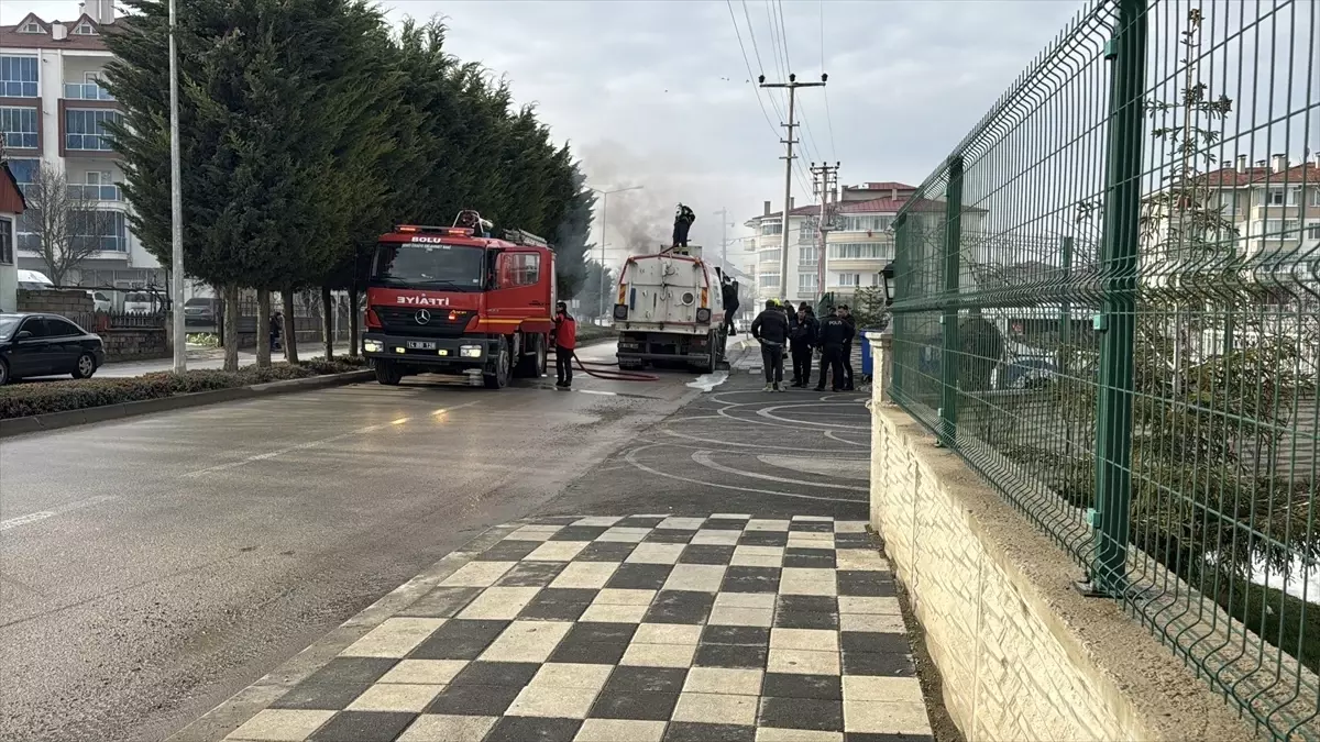 Bolu'da Yol Süpürme Aracında Çıkan Yangın Hızla Kontrol Altına Alındı