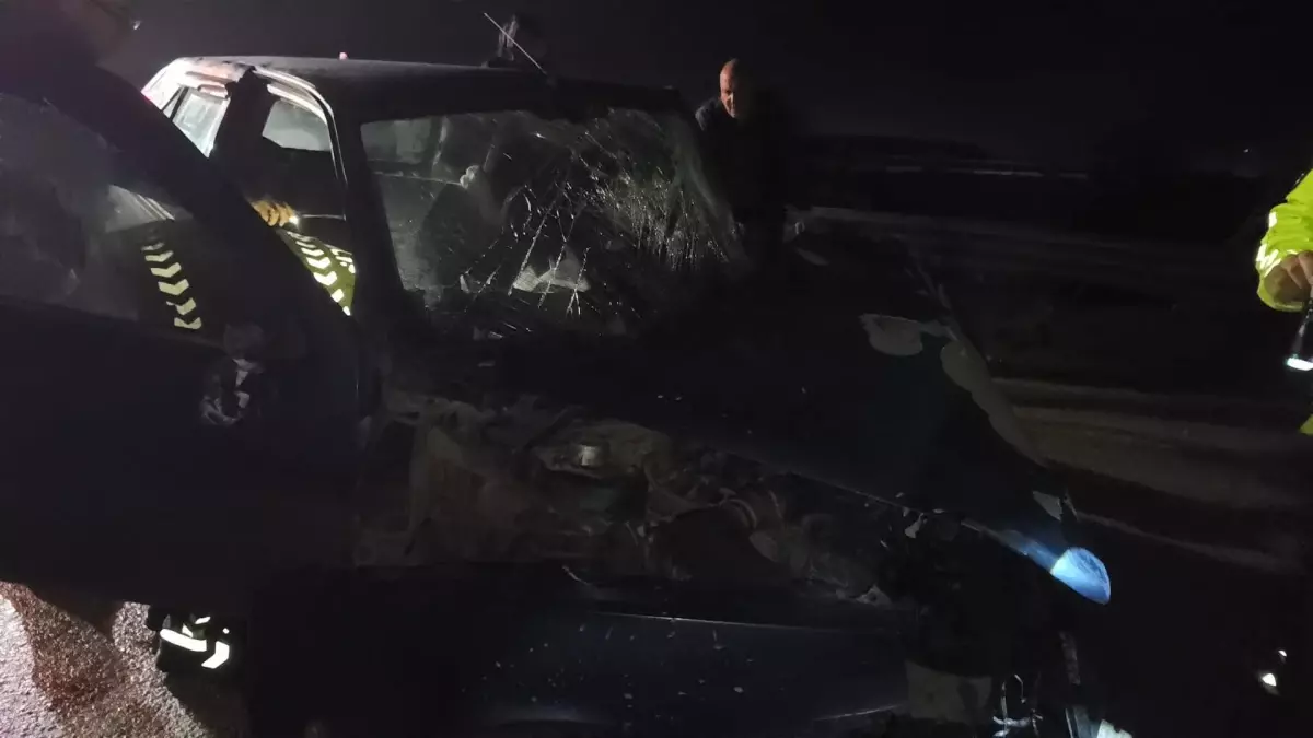 Bursa’da Otomobil Bariyer Çarpması: 2 Kişi Kurtarıldı