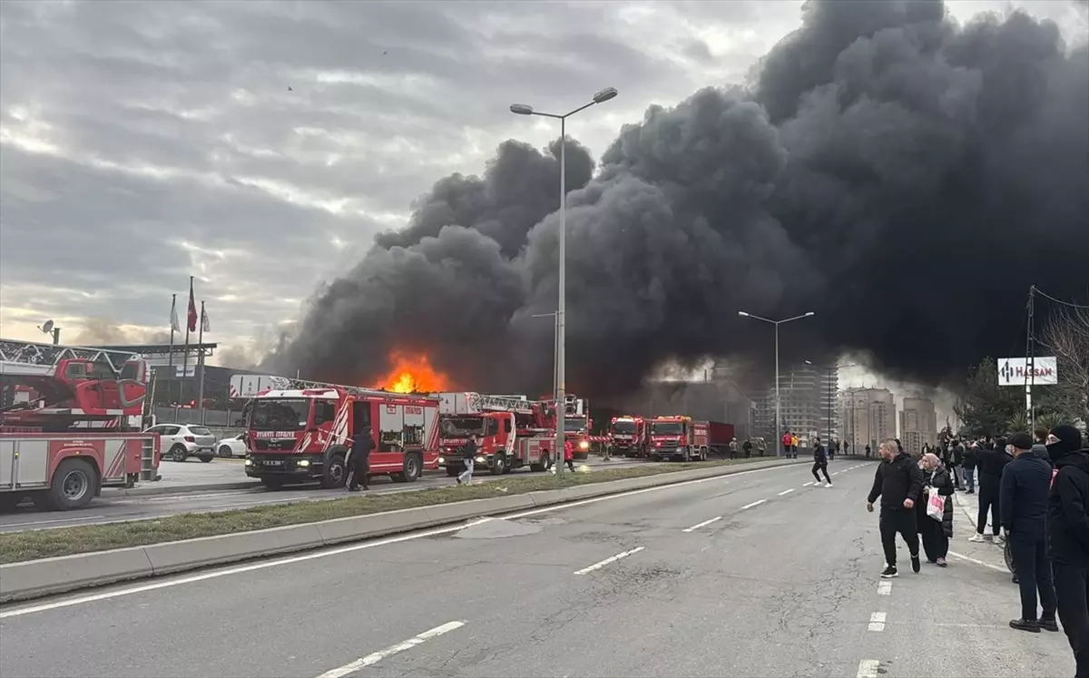 Büyükçekmece'de Fabrika Yangını Hızla Kontrol Altına Alındı
