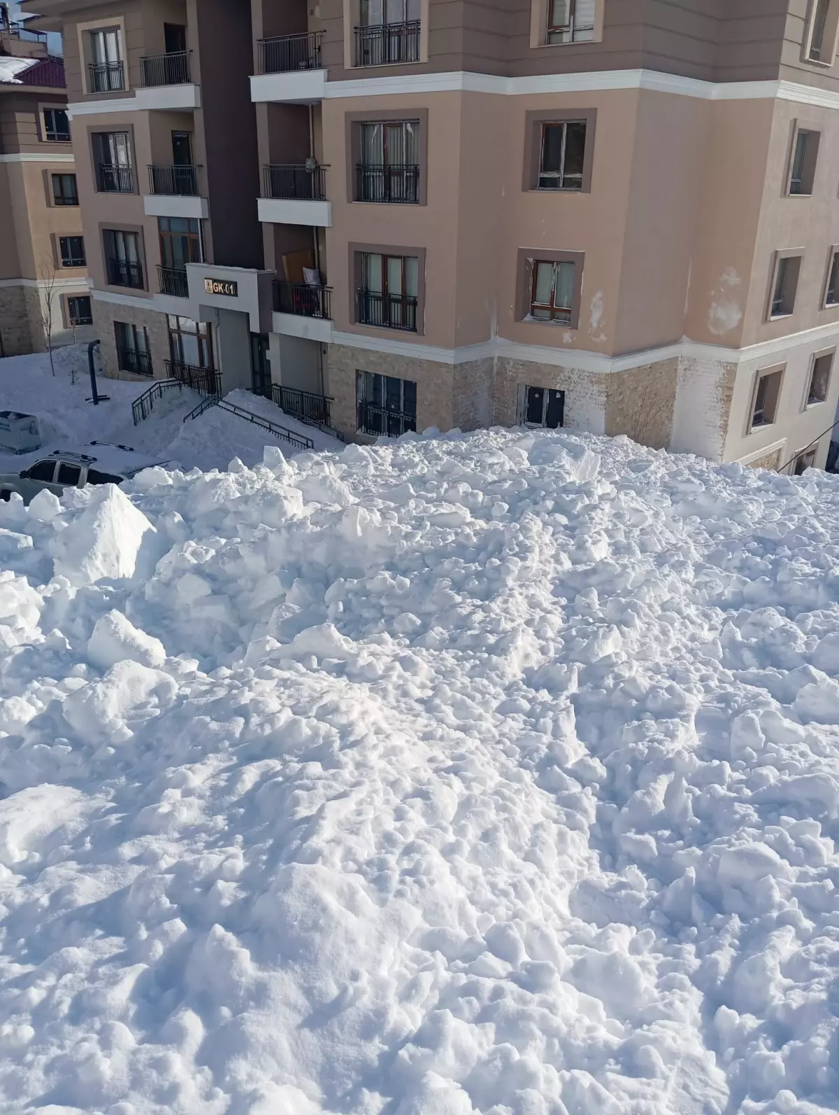 Van’ın Çatak İlçesinde İki Ayrı Çığ Düşmesi: Can Kaybı Yok, Temizleme Çalışmaları Başladı