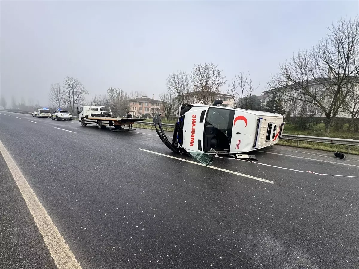 Düzce'de Ambulans Kazası: Sürücü ve Sağlık Personeli Hastaneye Kaldırıldı