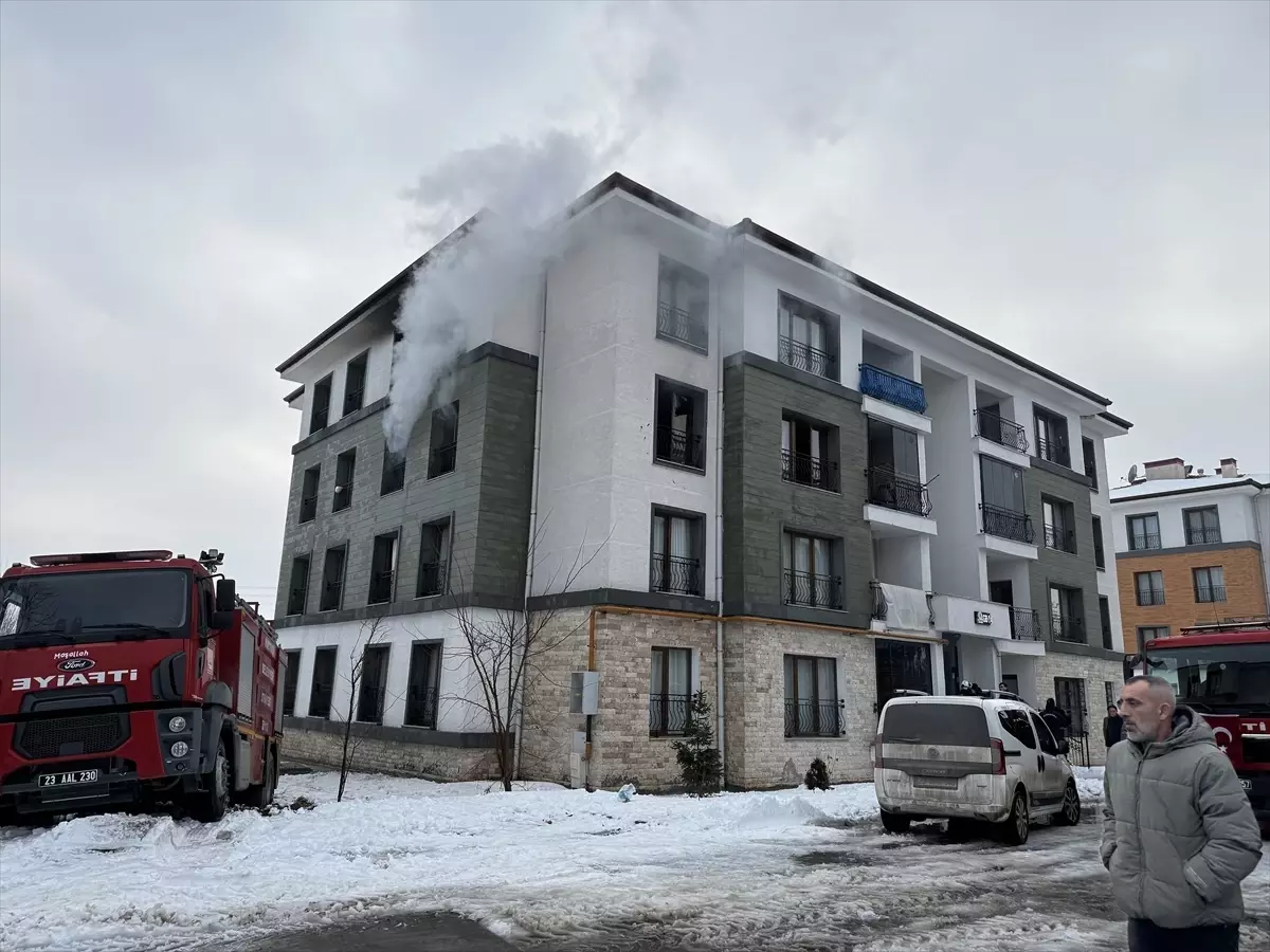 Elazığ’da 3. Kat Yangını: 11 Kişi Duman Zehirlenmesiyle Hastaneye Kaldırıldı