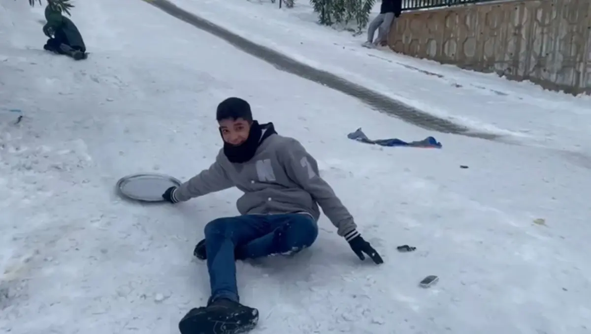 Gaziantep’te Kar Yağışı Sonrası Çocuklar Tepsi ve Poşetle Kayıyor