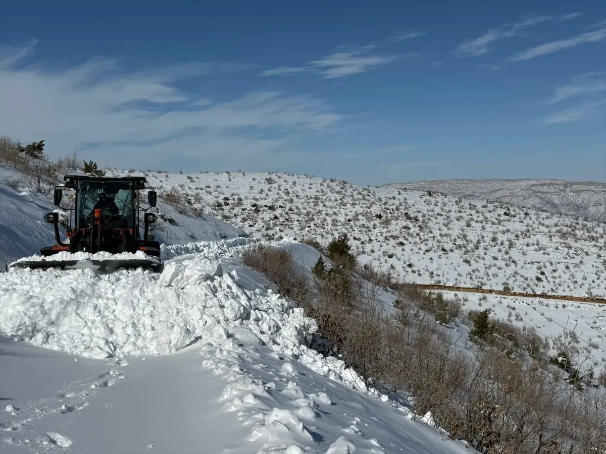 Gercüş’te Kar Yağışı Nedeniyle Yol Açma Çalışmaları Hız Kesmeden Sürüyor