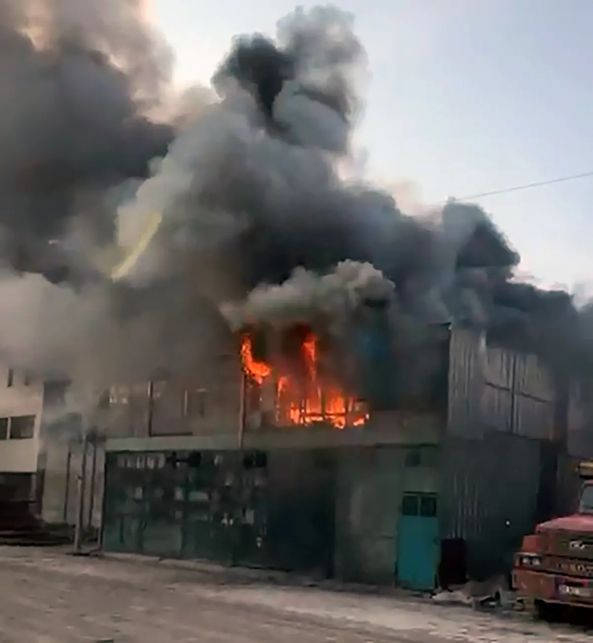 Antakya'da Mobilya Atölyesinde Çıkan Yangın Hızla Kontrol Altına Alındı
