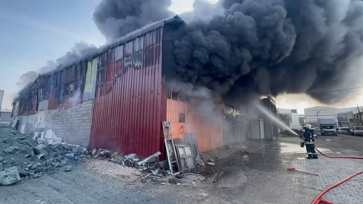 Hatay'da Mobilya Atölyesinde Çıkan Yangın Hızla Söndürüldü