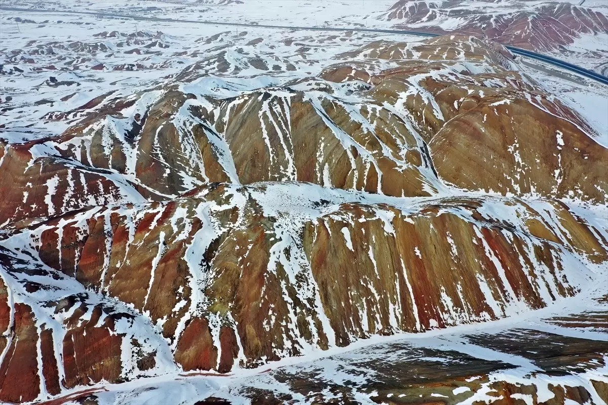 Iğdır’da Gökkuşağı Tepeleri Karla Bembeyaz Bir Manzaraya Dönüştü